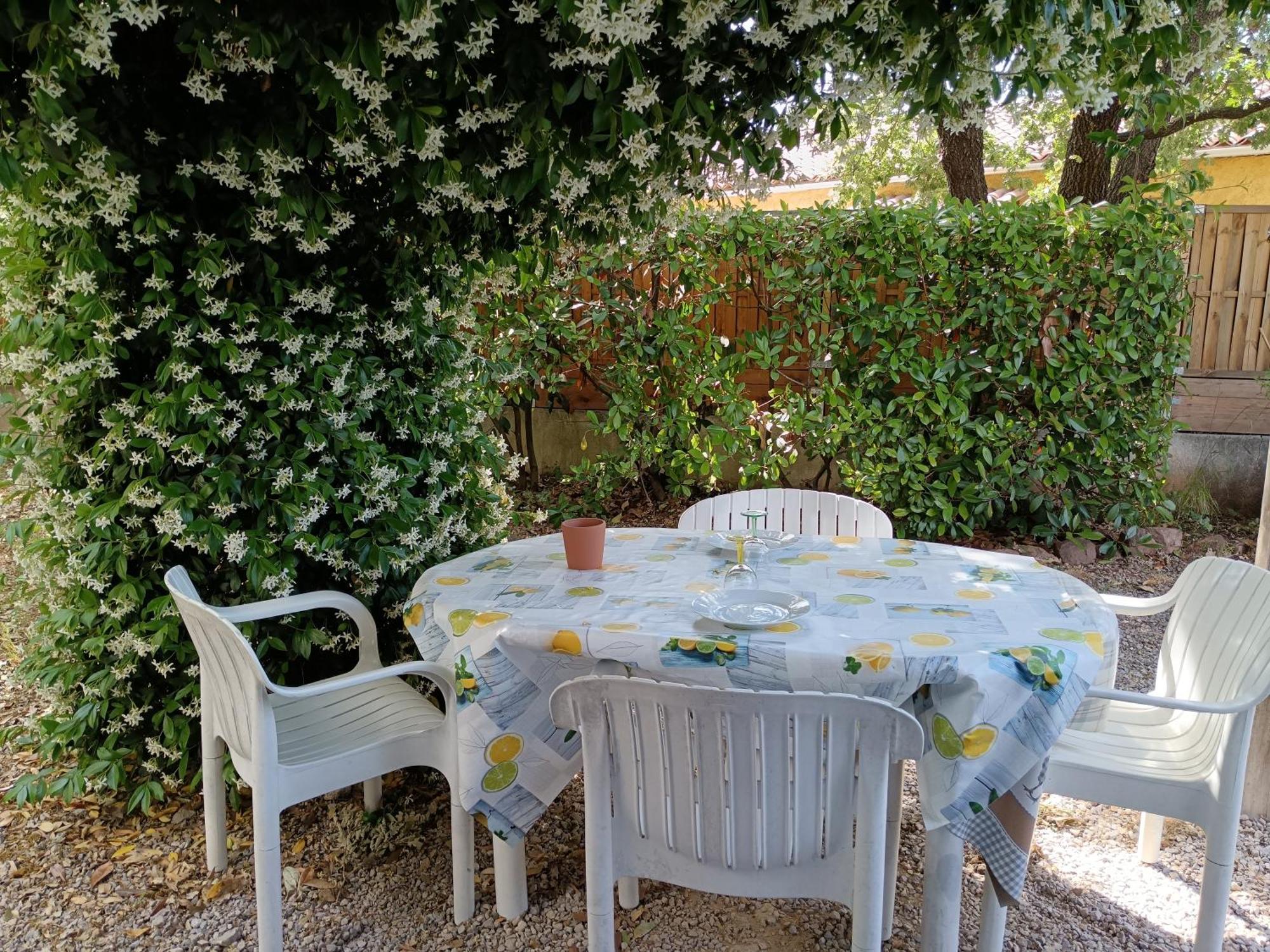 Chez Betty Daire Le Luc Dış mekan fotoğraf